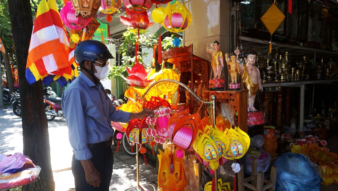 Hue’s Vesak celebrations focus on community support and charity